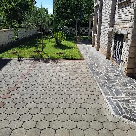 Apartament Sari *